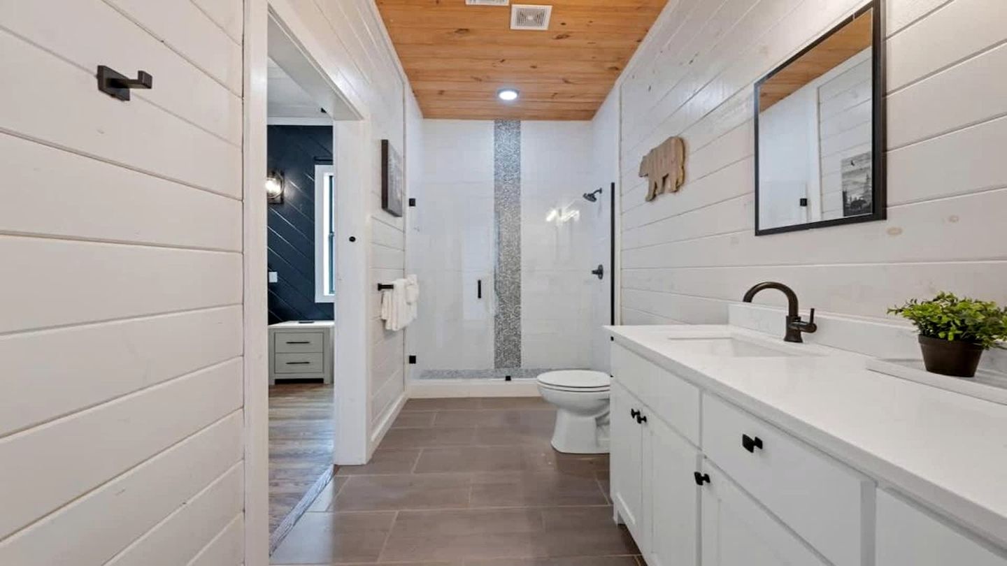 Luxury Cabin Retreat with Hot Tub, Fire Pit & Game Deck in Broken Bow, Oklahoma