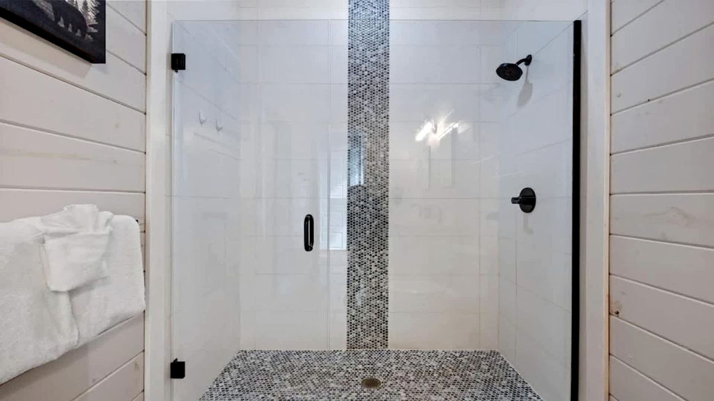 Luxury Cabin Retreat with Hot Tub, Fire Pit & Game Deck in Broken Bow, Oklahoma