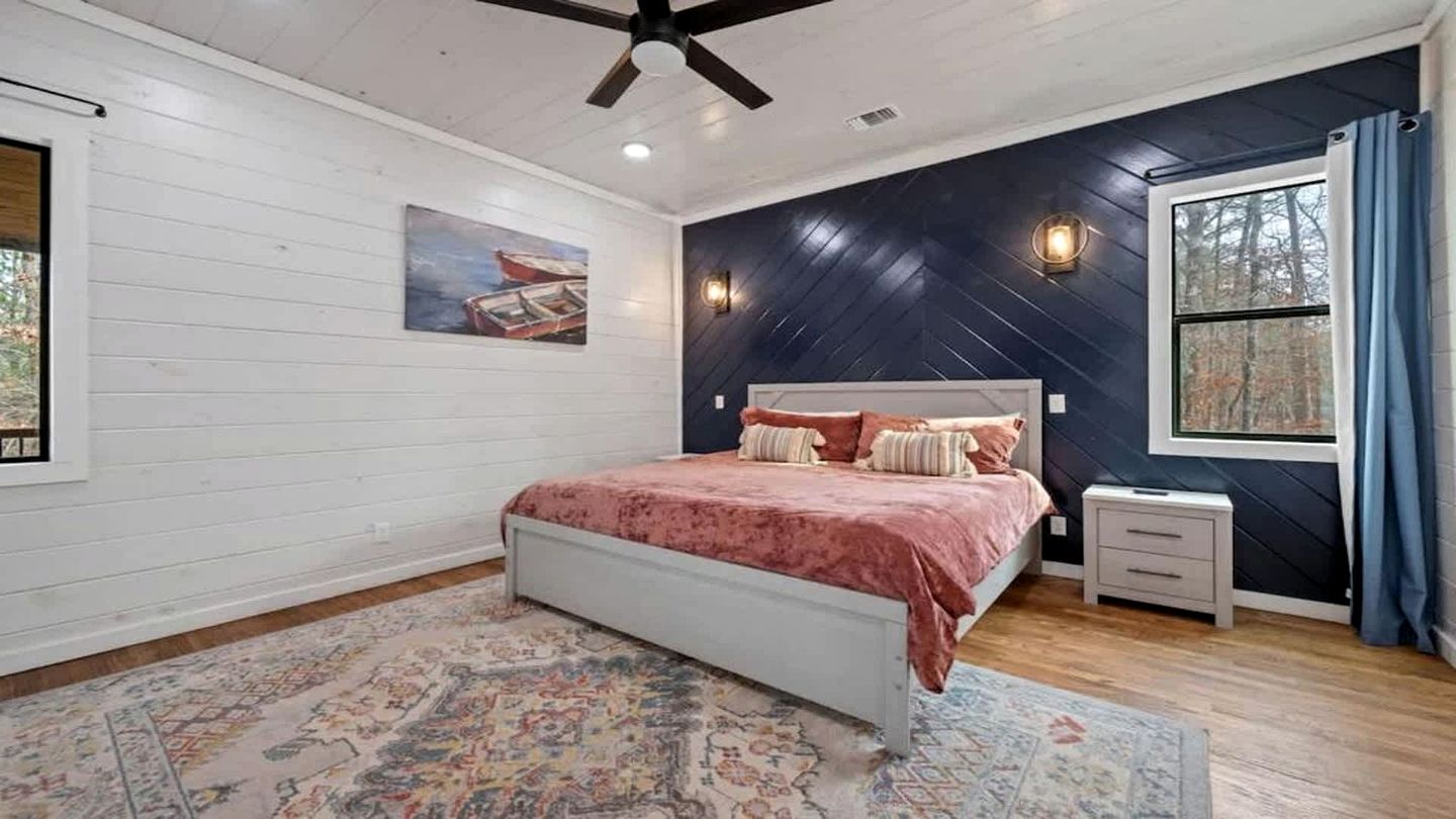 Luxury Cabin Retreat with Hot Tub, Fire Pit & Game Deck in Broken Bow, Oklahoma