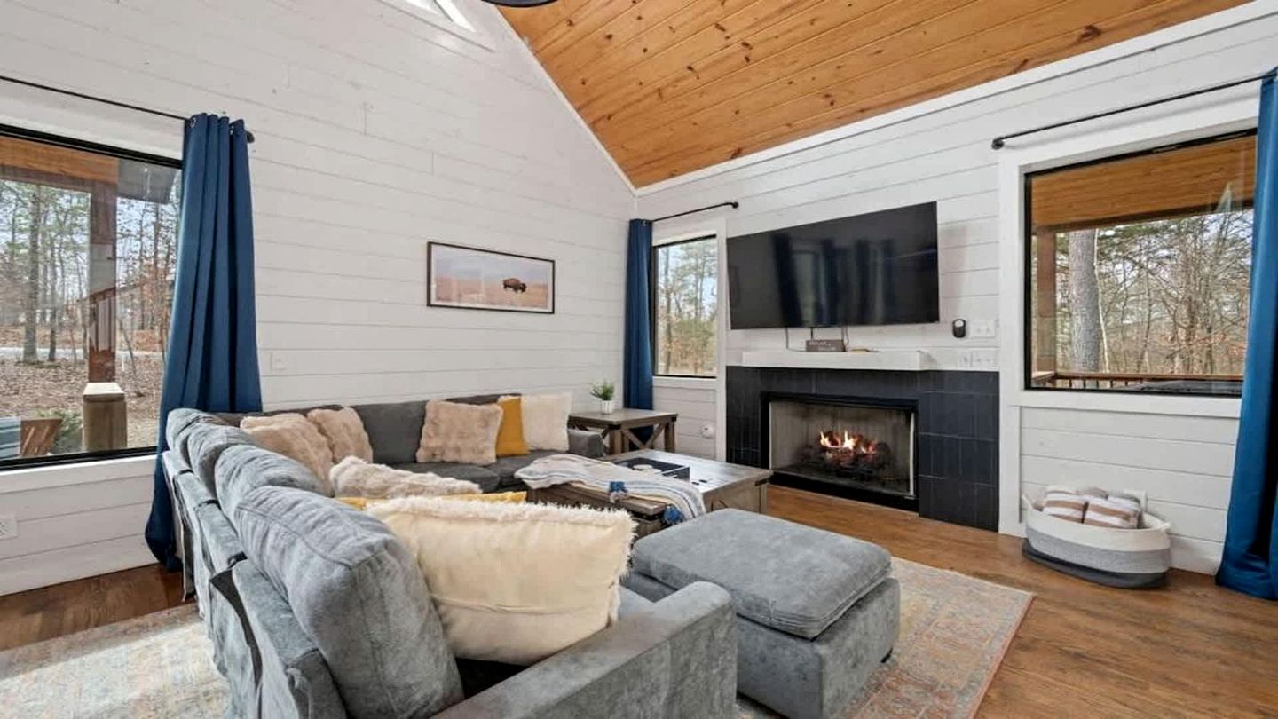 Luxury Cabin Retreat with Hot Tub, Fire Pit & Game Deck in Broken Bow, Oklahoma