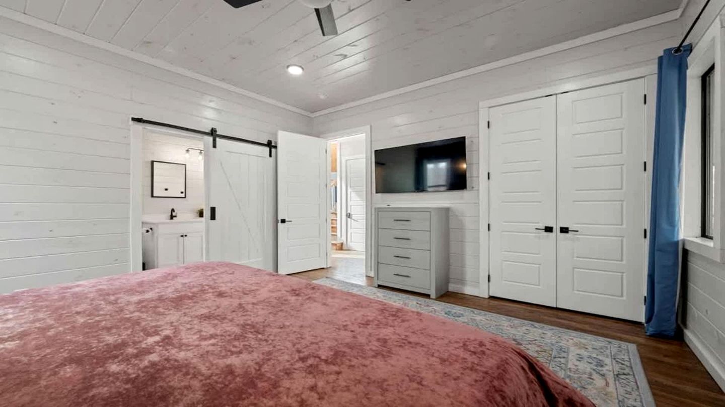 Luxury Cabin Retreat with Hot Tub, Fire Pit & Game Deck in Broken Bow, Oklahoma