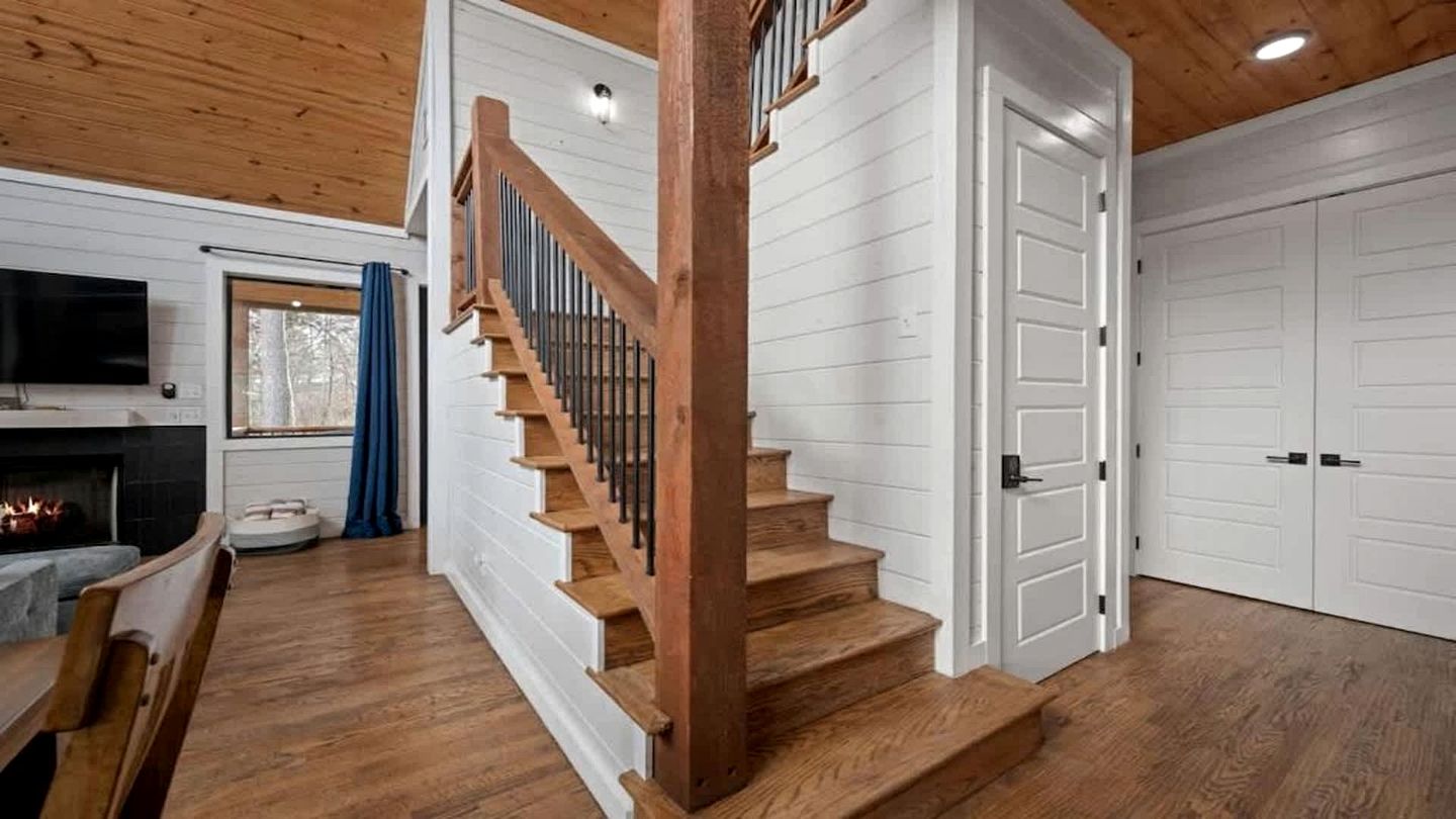 Luxury Cabin Retreat with Hot Tub, Fire Pit & Game Deck in Broken Bow, Oklahoma