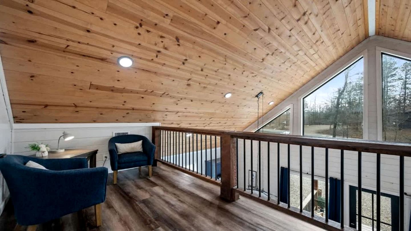 Luxury Cabin Retreat with Hot Tub, Fire Pit & Game Deck in Broken Bow, Oklahoma