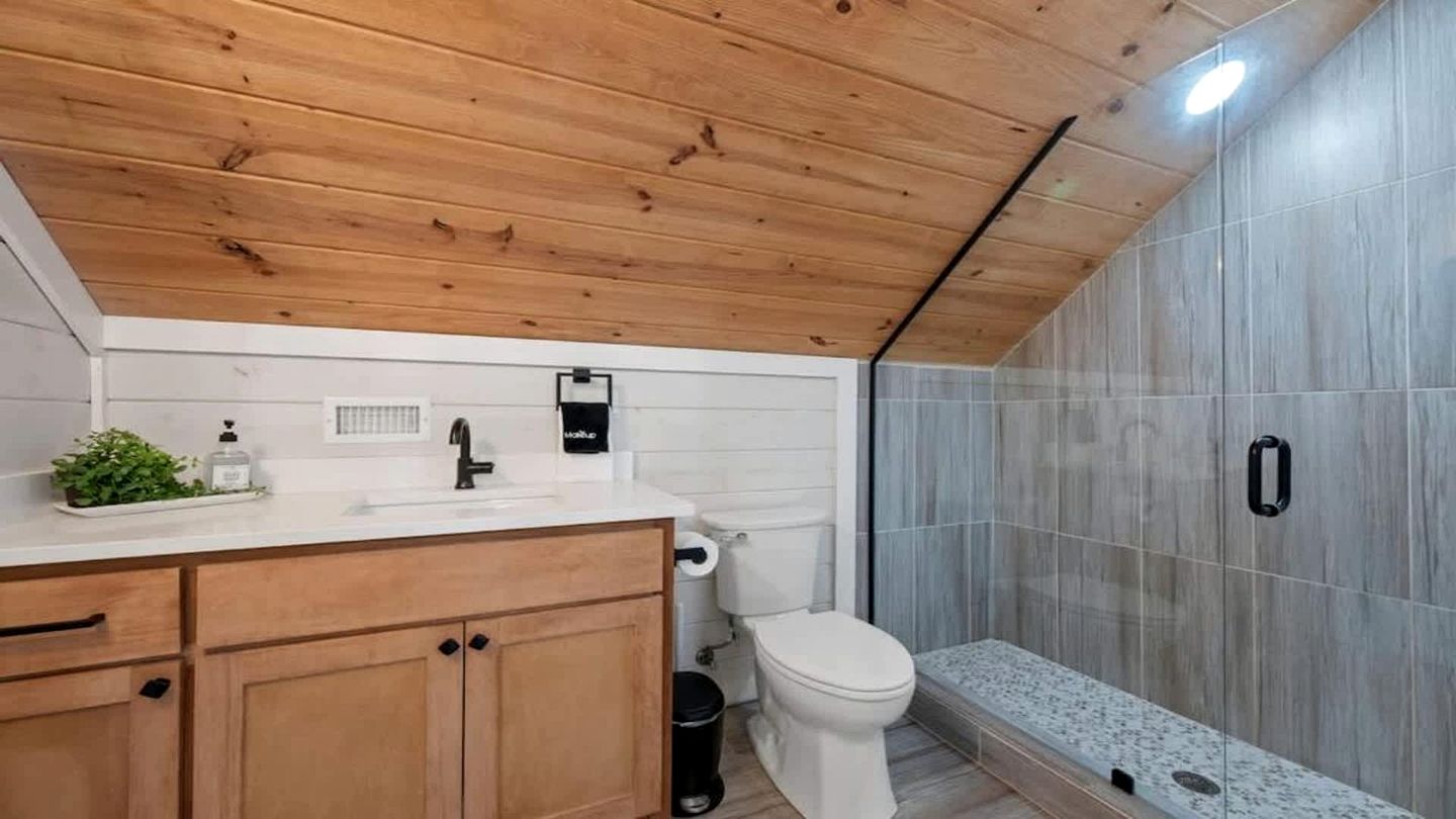 Luxury Cabin Retreat with Hot Tub, Fire Pit & Game Deck in Broken Bow, Oklahoma