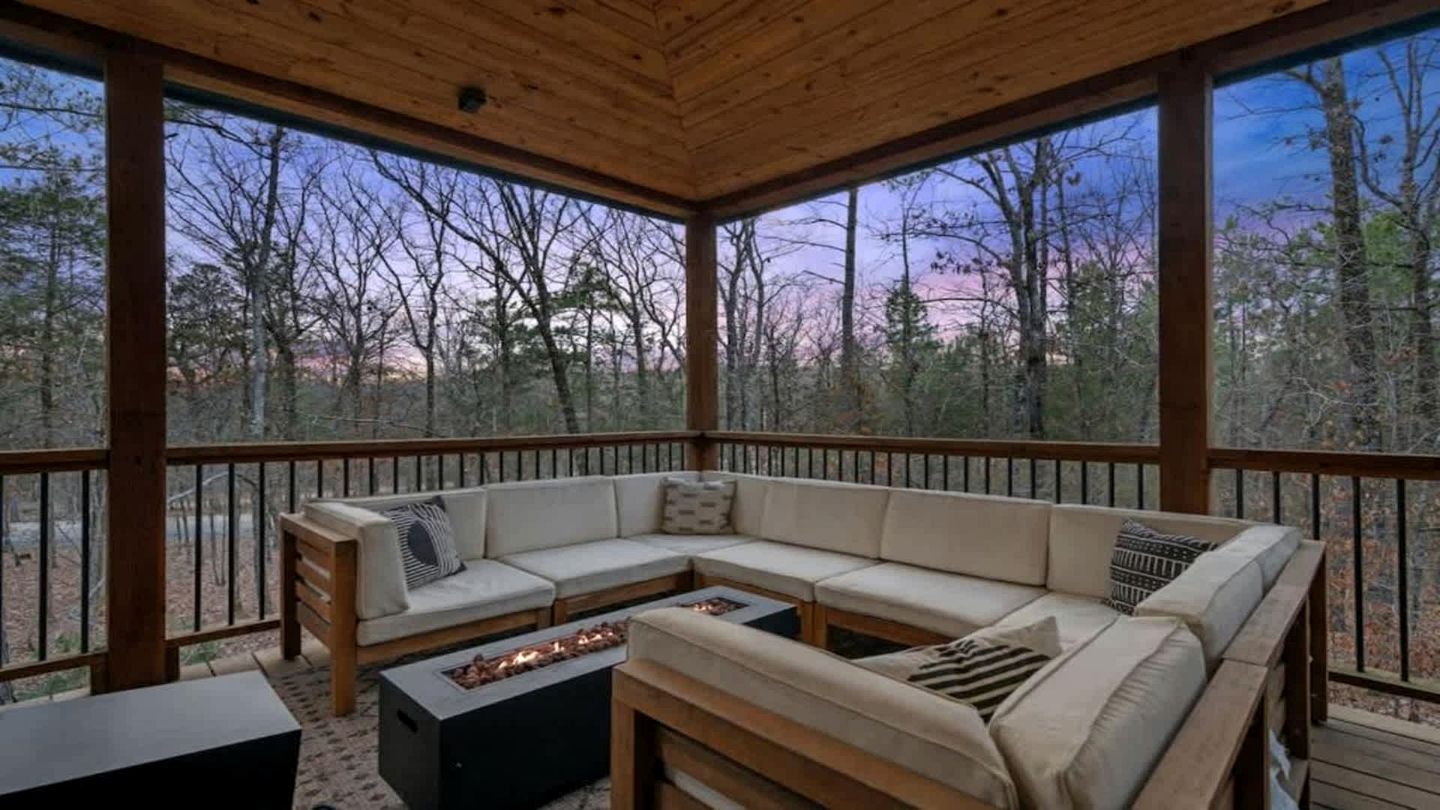 Luxury Cabin Retreat with Hot Tub, Fire Pit & Game Deck in Broken Bow, Oklahoma