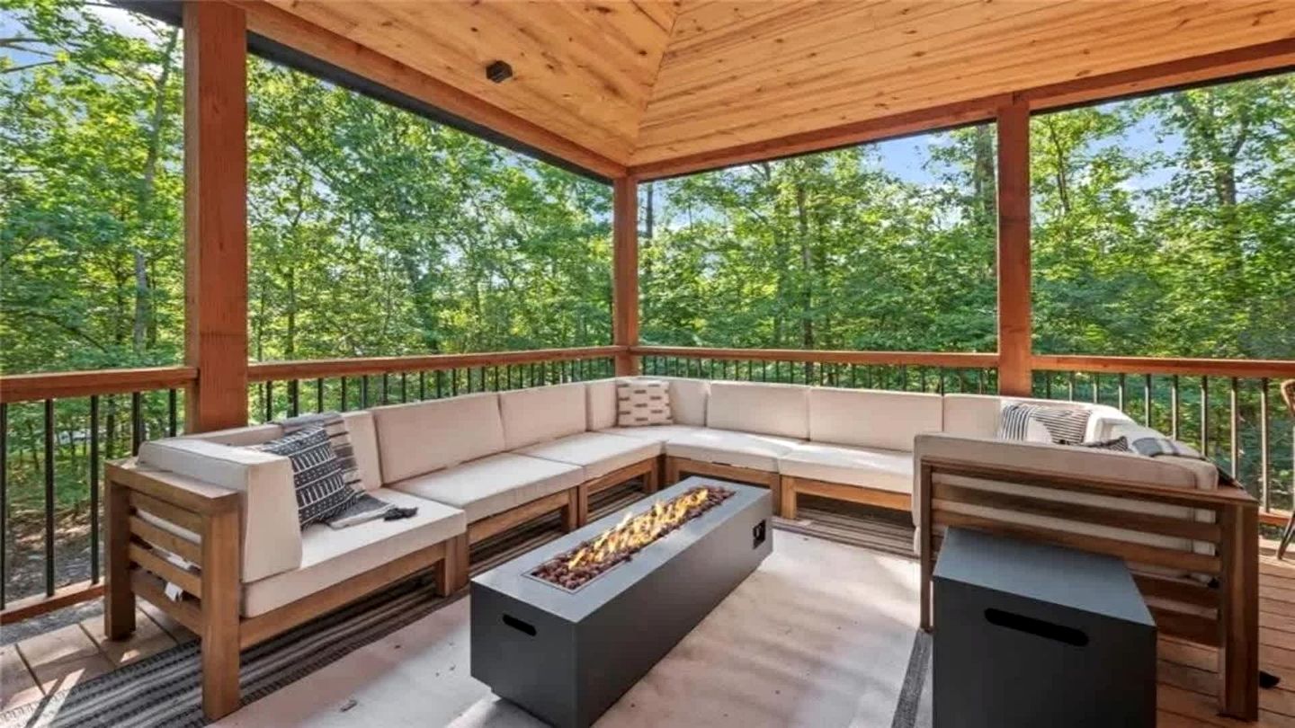 Luxury Cabin Retreat with Hot Tub, Fire Pit & Game Deck in Broken Bow, Oklahoma