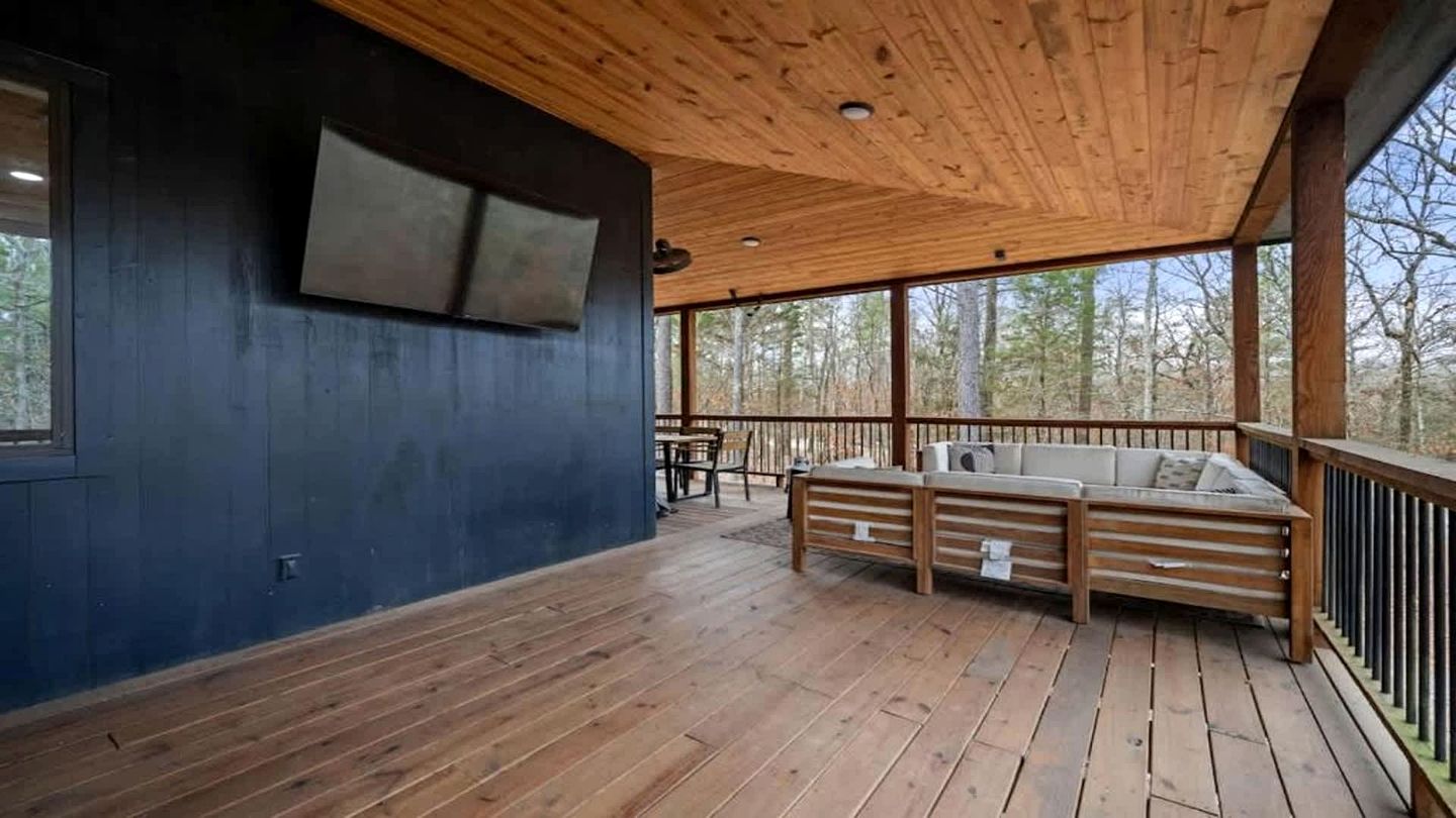 Luxury Cabin Retreat with Hot Tub, Fire Pit & Game Deck in Broken Bow, Oklahoma