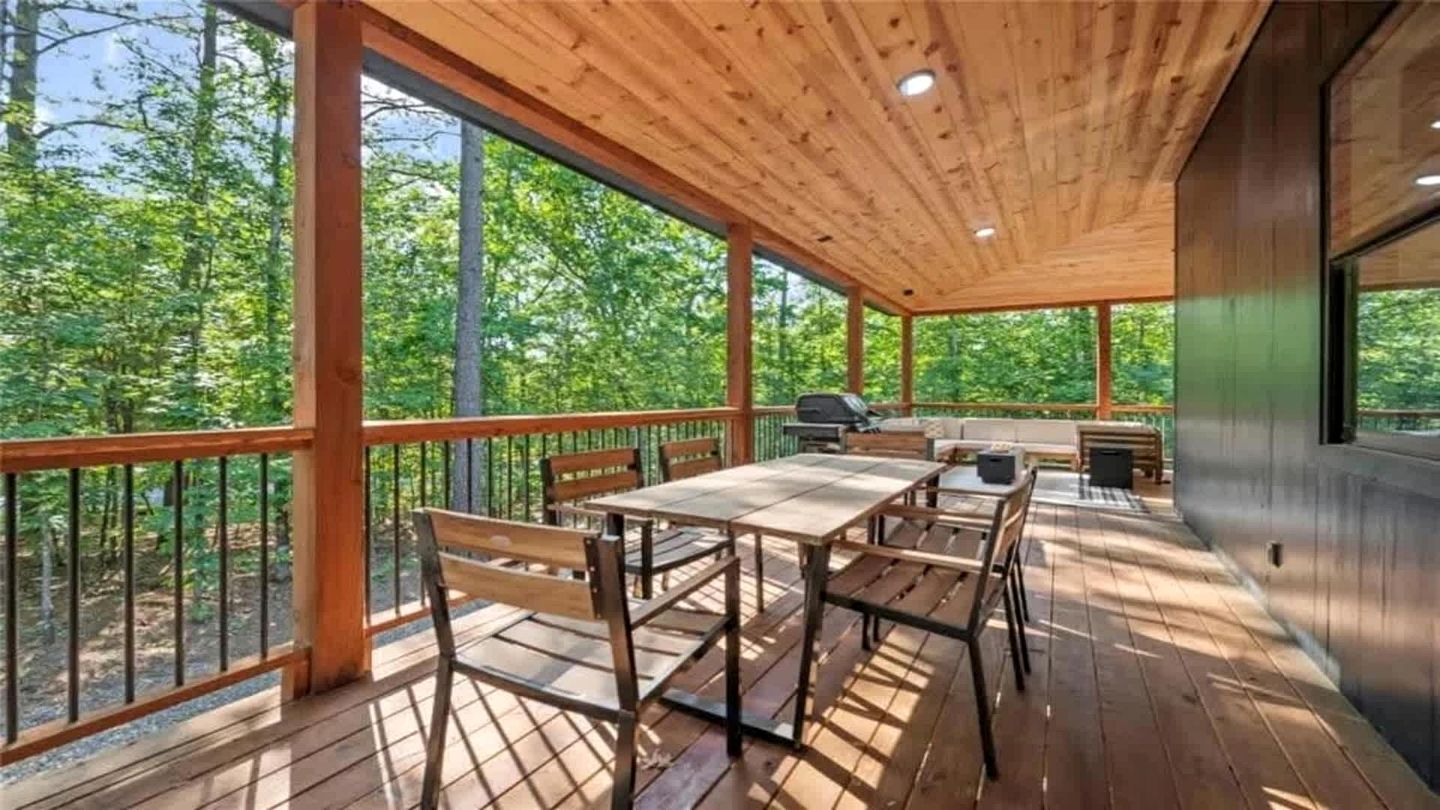 Luxury Cabin Retreat with Hot Tub, Fire Pit & Game Deck in Broken Bow, Oklahoma