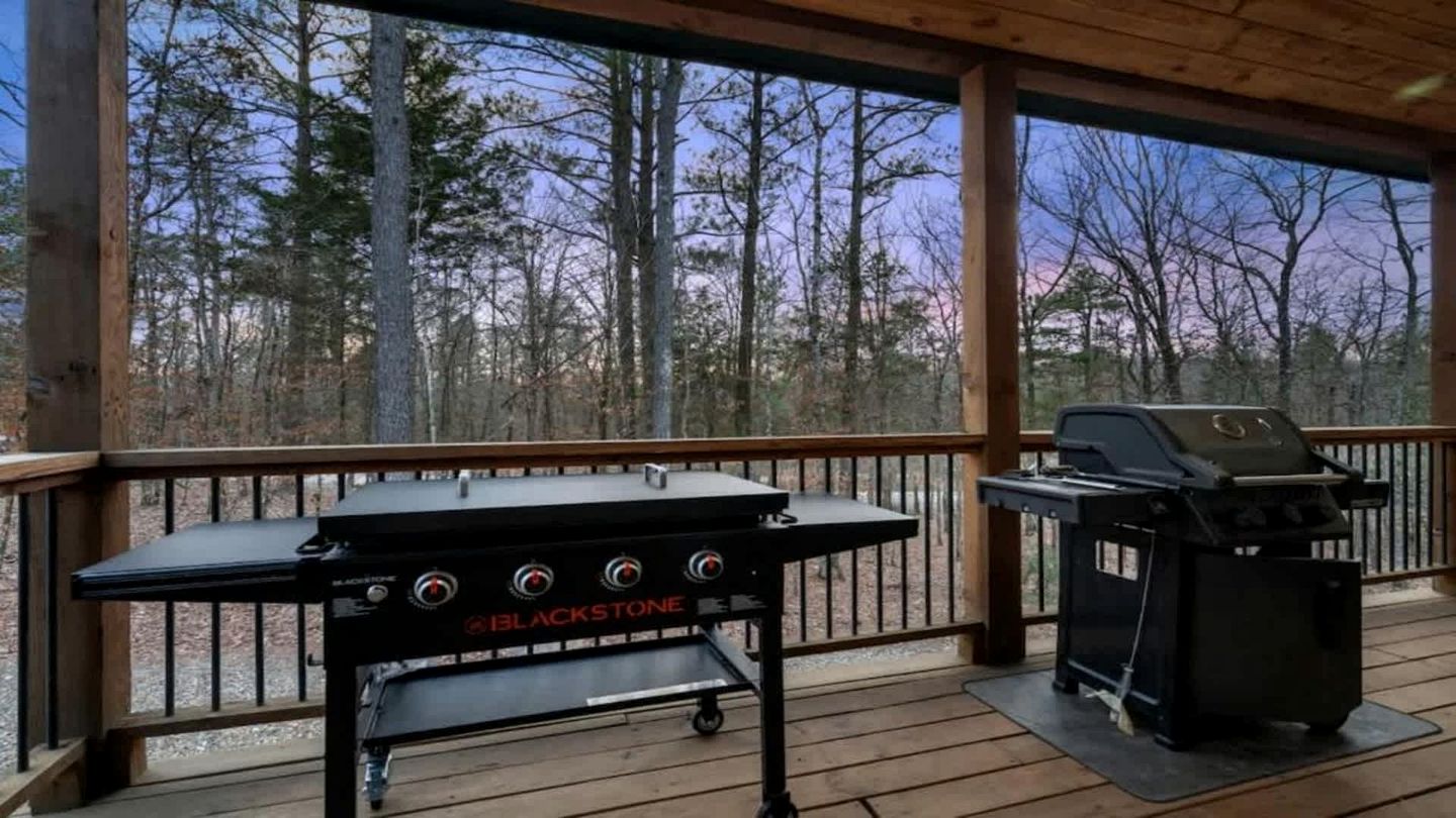 Luxury Cabin Retreat with Hot Tub, Fire Pit & Game Deck in Broken Bow, Oklahoma