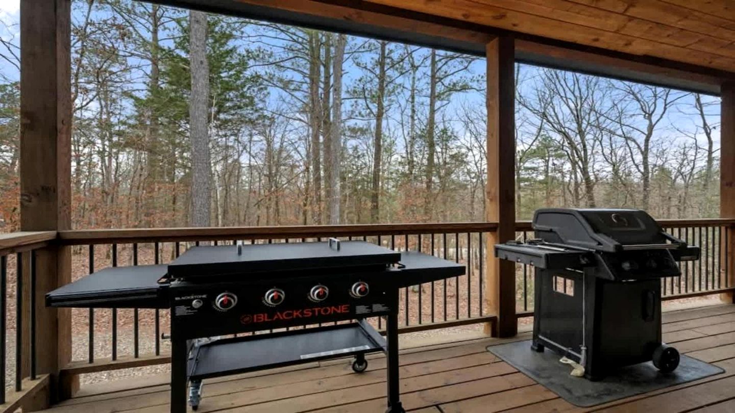 Luxury Cabin Retreat with Hot Tub, Fire Pit & Game Deck in Broken Bow, Oklahoma