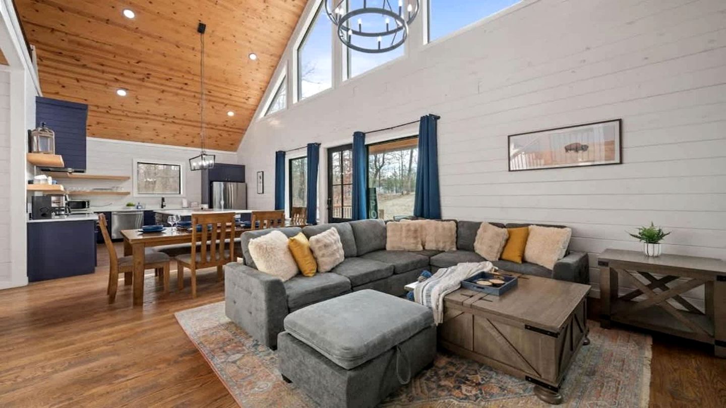 Luxury Cabin Retreat with Hot Tub, Fire Pit & Game Deck in Broken Bow, Oklahoma