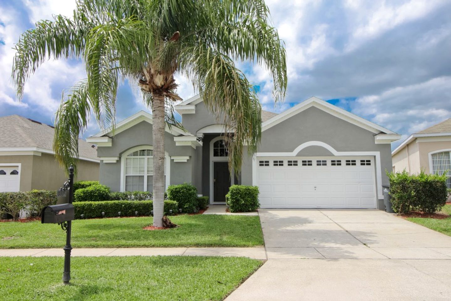 Luxurious Villa with Covered Pool and Game Room in Kissimmee, Florida