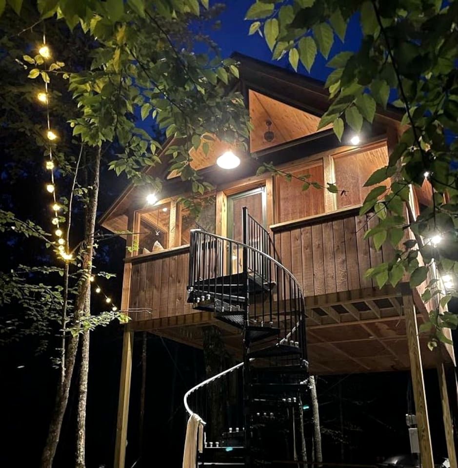 Luxurious Tree House with Hot Tub and Firepit, Perched over Littlefield Pond, Perfect for a Relaxing Weekend Getaway near Portland, Maine