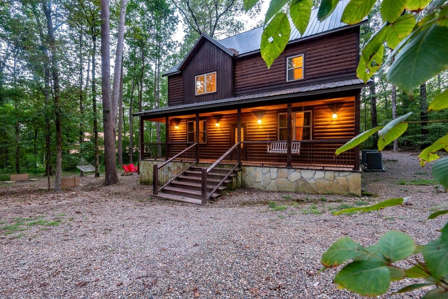 Delightful Cabin with Fireplace and Hot-tub in Hochatow, Oklahoma