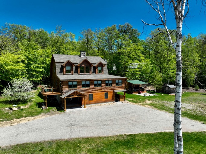 Magical Cabin with Outdoor Bar and Jacuzzi in New Hampshire