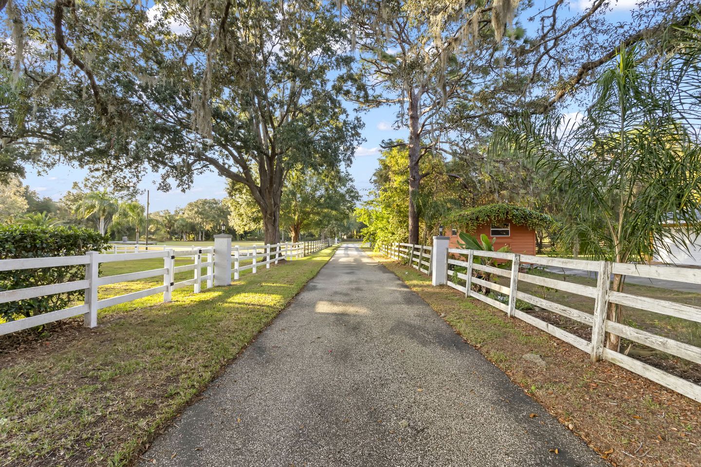 Modern Spacious Getaway: Heated Pool, Movie Room, Huge Yard & Event-Friendly in New Port Richey, Florida
