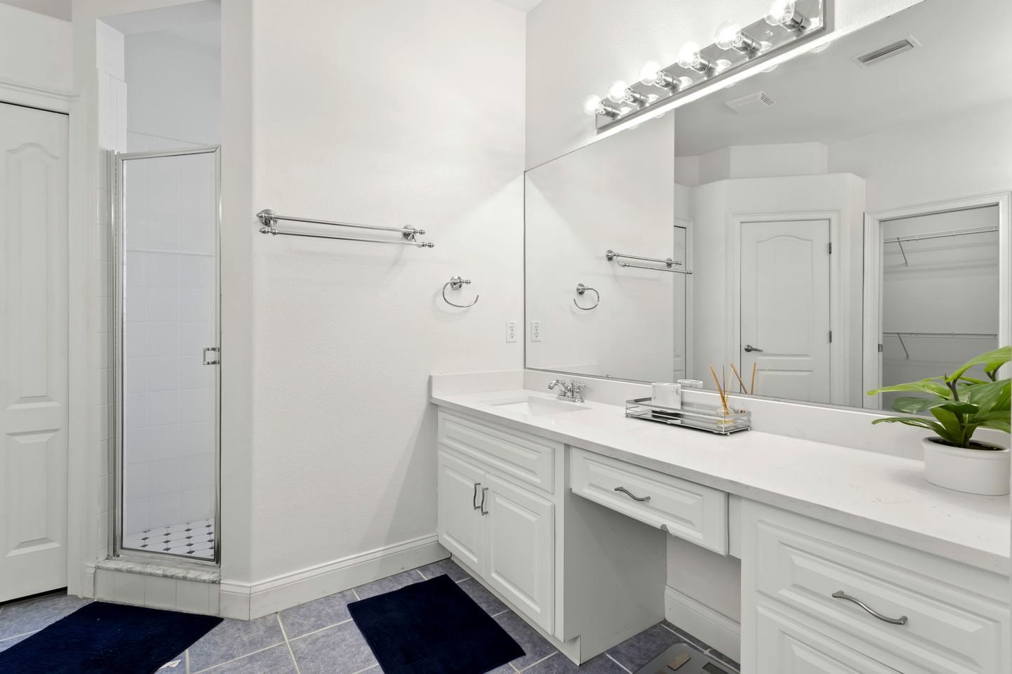 Modern Spacious Getaway: Heated Pool, Movie Room, Huge Yard & Event-Friendly in New Port Richey, Florida