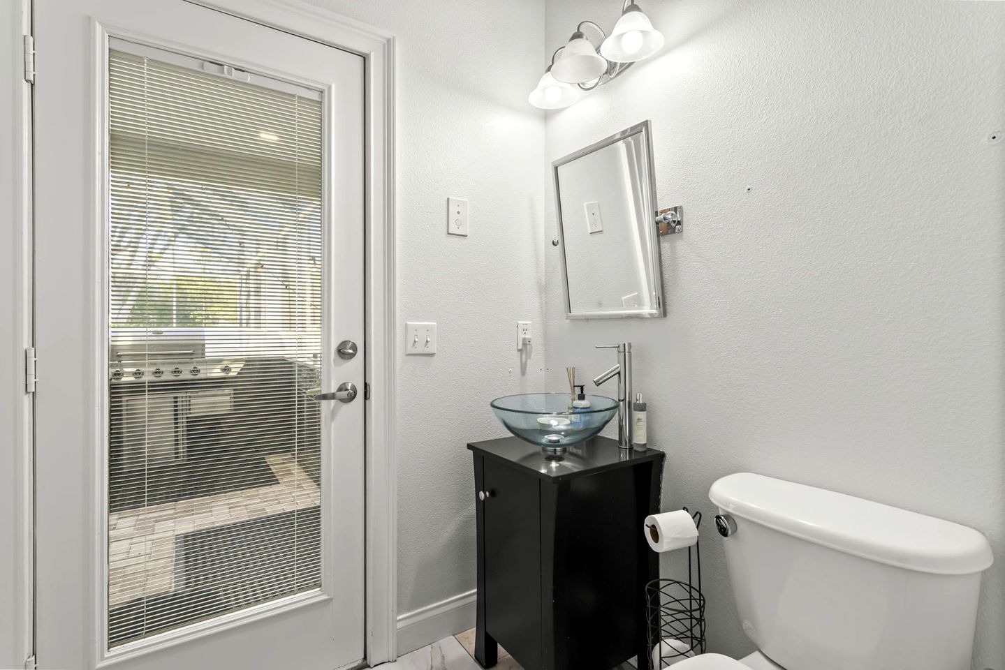 Modern Spacious Getaway: Heated Pool, Movie Room, Huge Yard & Event-Friendly in New Port Richey, Florida