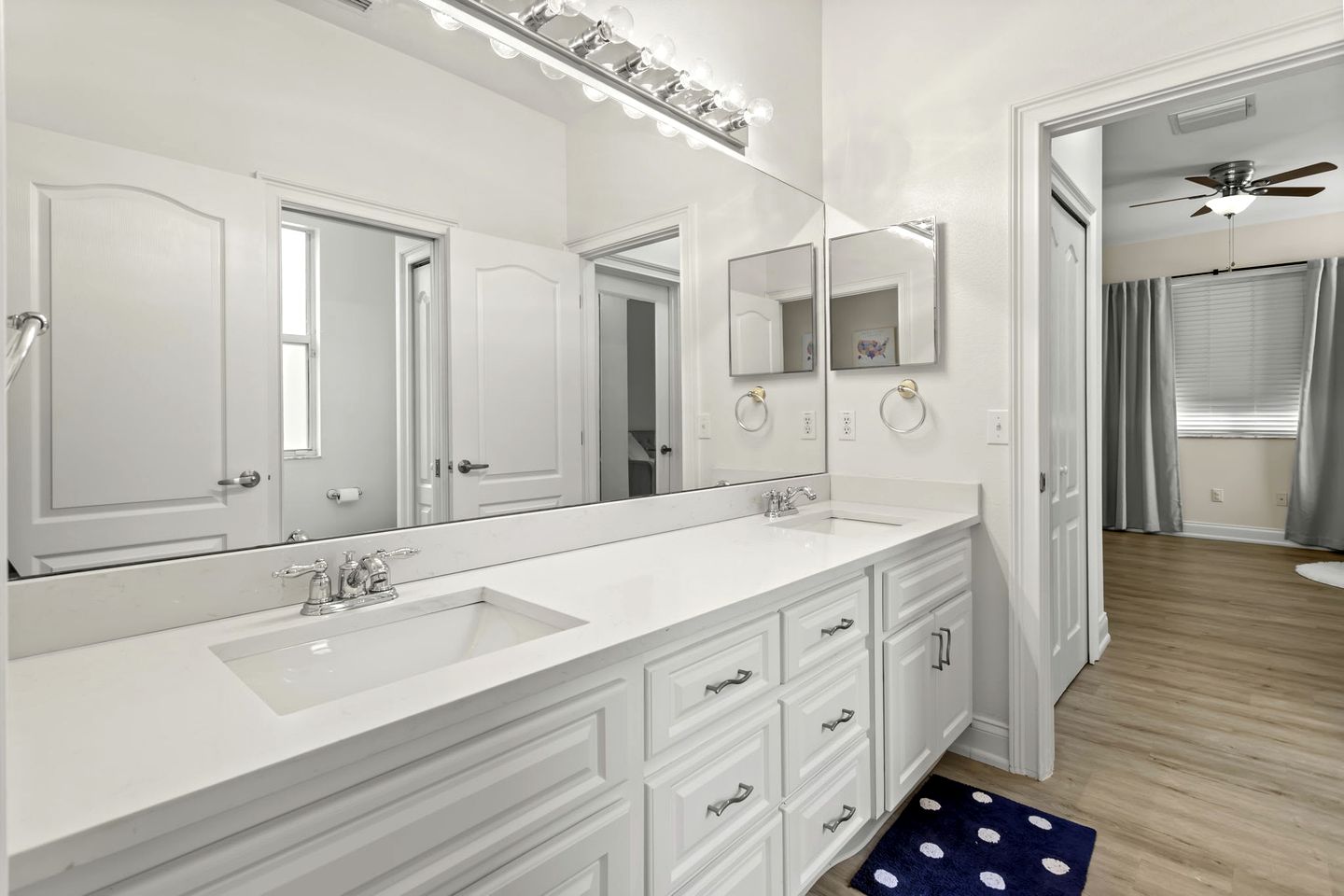 Modern Spacious Getaway: Heated Pool, Movie Room, Huge Yard & Event-Friendly in New Port Richey, Florida