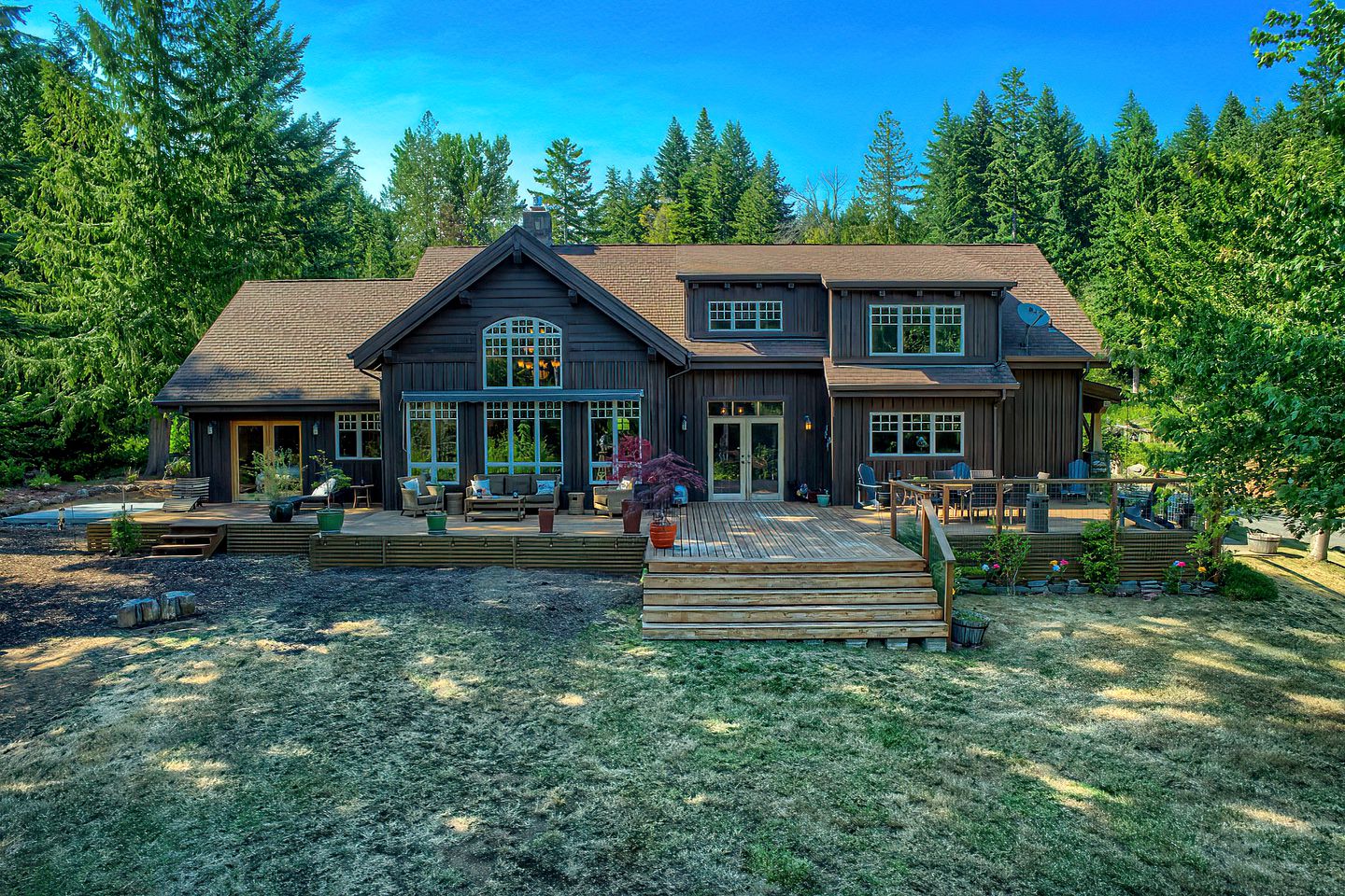 Luminous and Spacious Ski Cabin with Shared Hot Tub that Offers Stunning Landscapes of the Columbia River Gorge, Washington