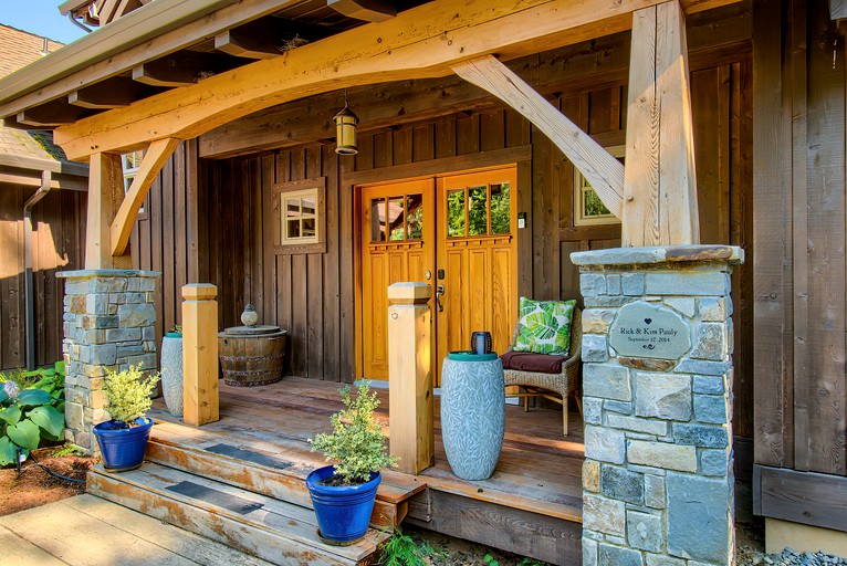 Luminous and Spacious Ski Cabin with Shared Hot Tub that Offers Stunning Landscapes of the Columbia River Gorge, Washington