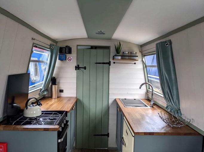Floating Homes (United Kingdom, Tring, England)
