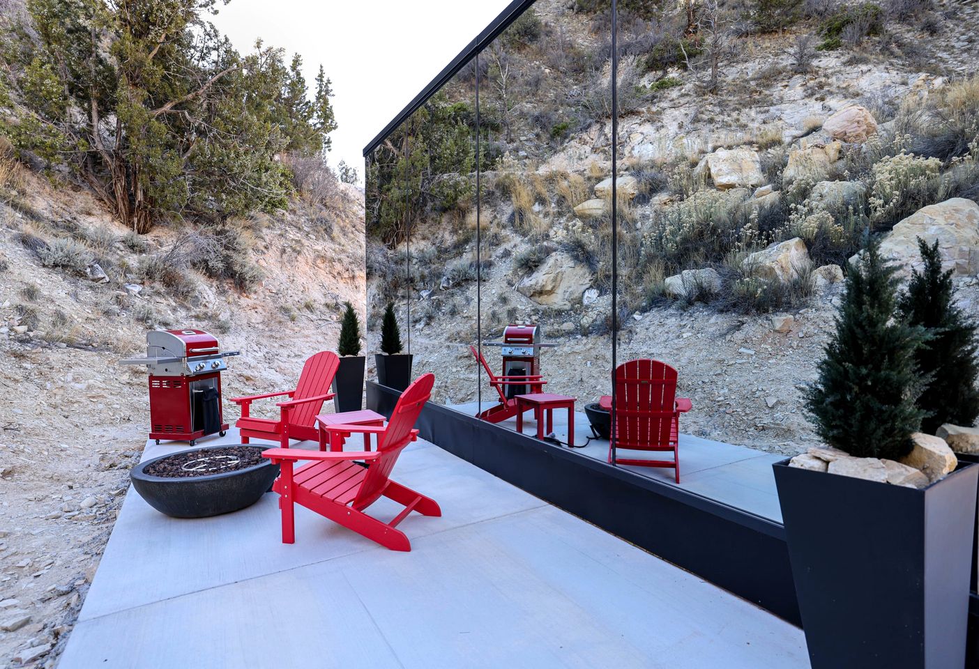 Mirror Tiny House with Equipped Interior and Fire Pit in Orderville, Utah