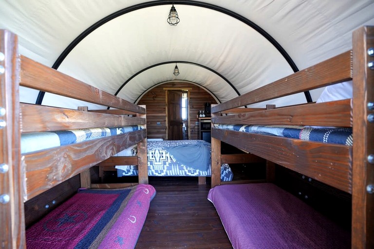 Caravans (United States of America, Chilton, Texas)