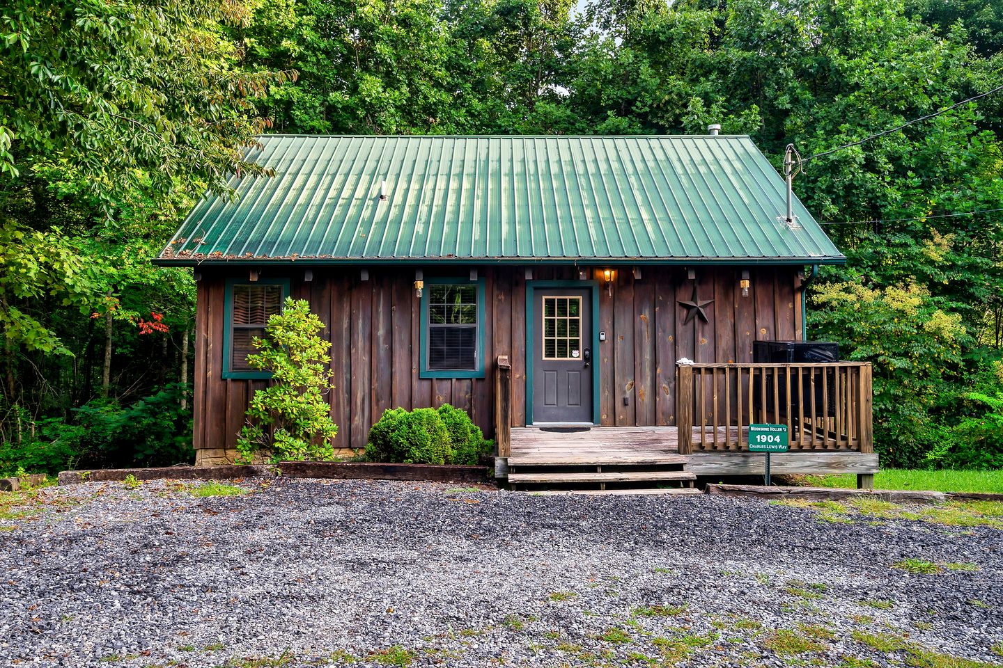 Wonderful Cabin with Hot-tub and Pool Table in Sevierville, Tennessee