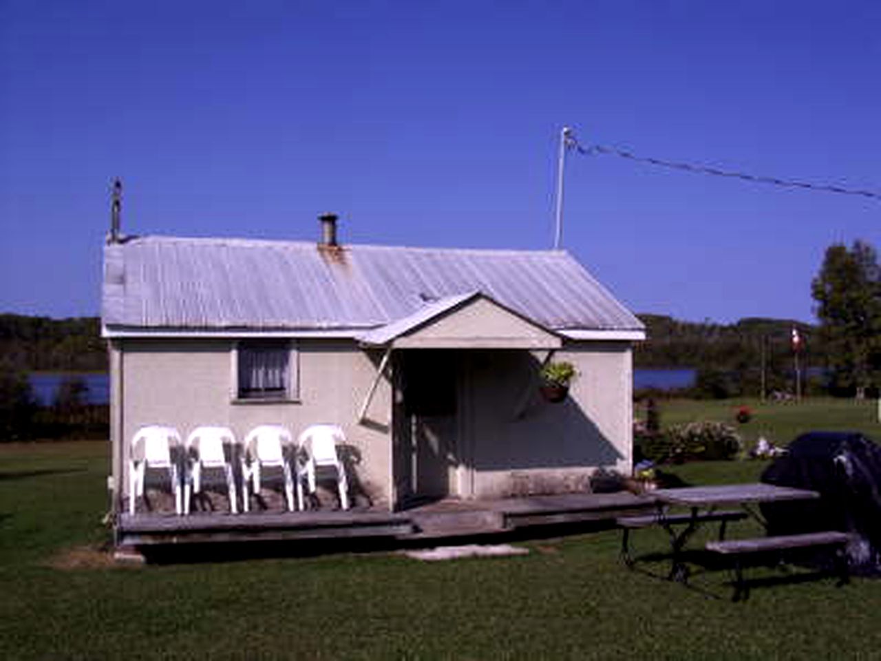 Cottages (Charlton, Ontario, Canada)