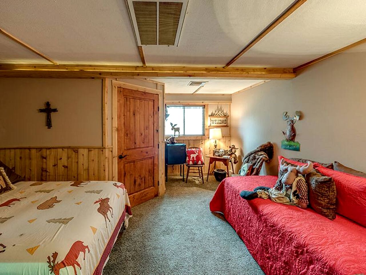 Fantastic Wooden Cabin with Great Countryside Vistas in Round Top, Texas