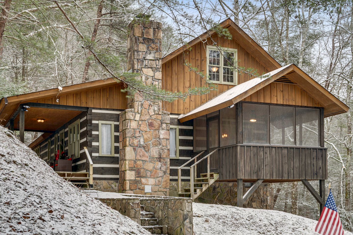Lovely Glamping Getaways in this Comfortable Cabin Rental in Tennessee