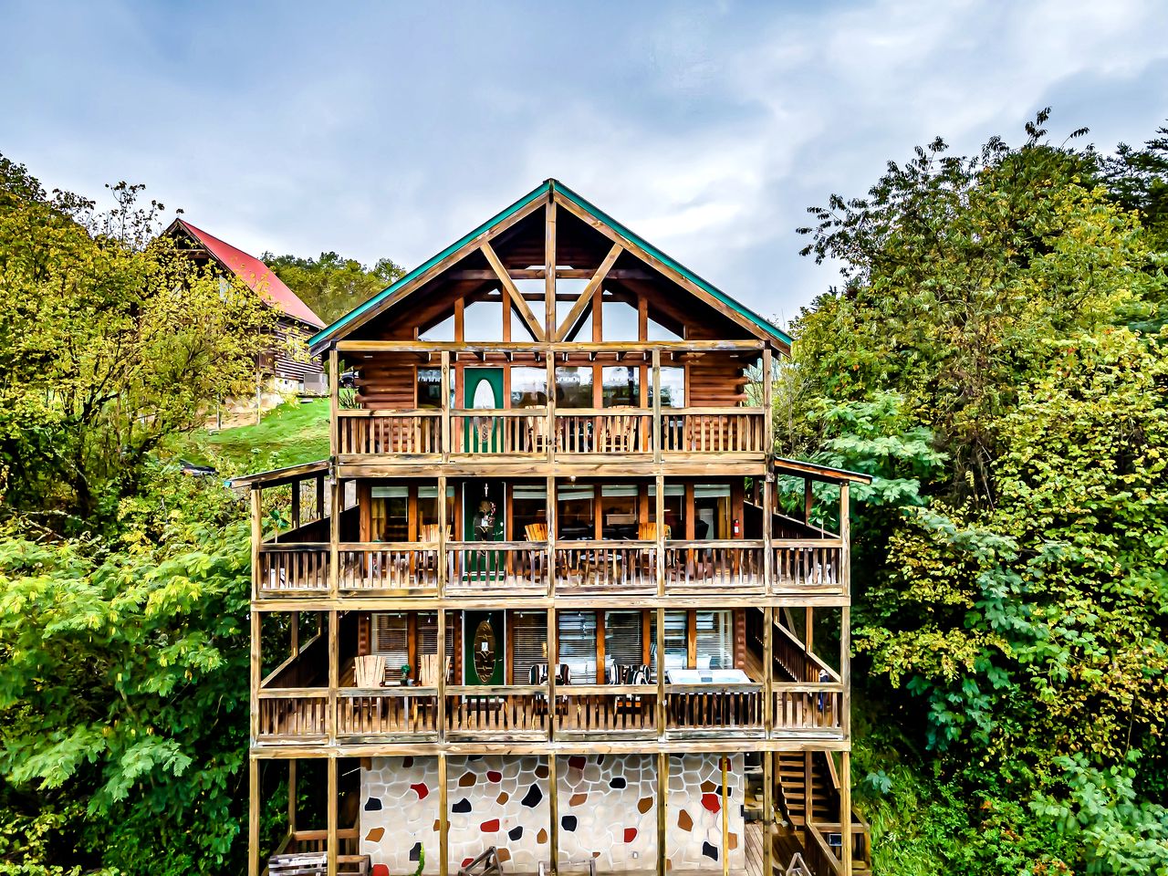 Pet Friendly Log Cabin in the Heart of the Smoky Mountains with Hot Tub and a Pool Table, Sevierville