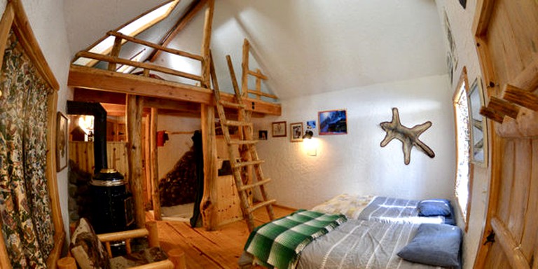 Pet-Friendly Cabin Room on an Off-the-Grid Site in Truckee, California | Nature Lodges (Truckee, California, United States of America)