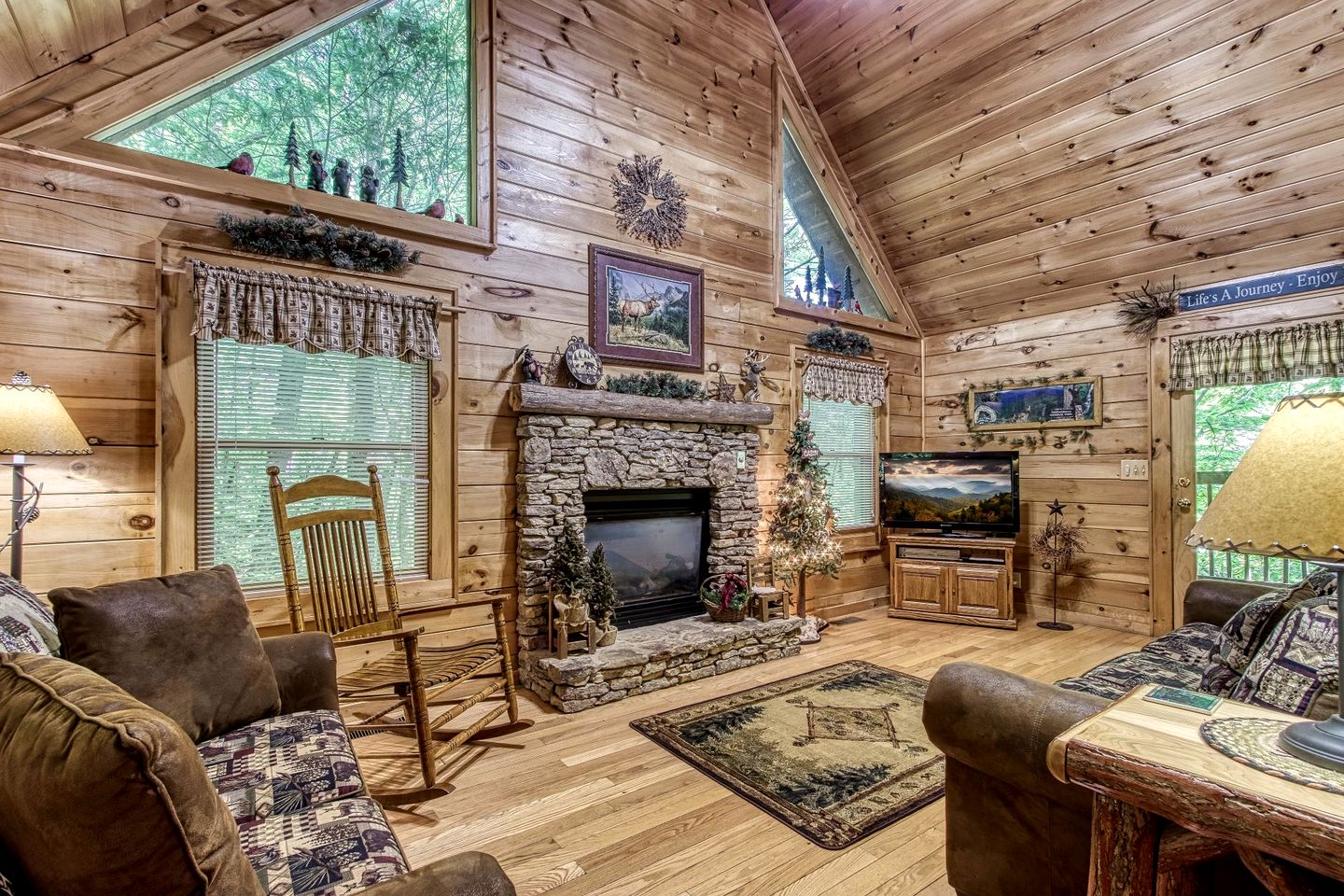Gorgeous Rustic Cabin with Hot Tub and Jacuzzi near Attractions of Pigeon Forge, Tennessee