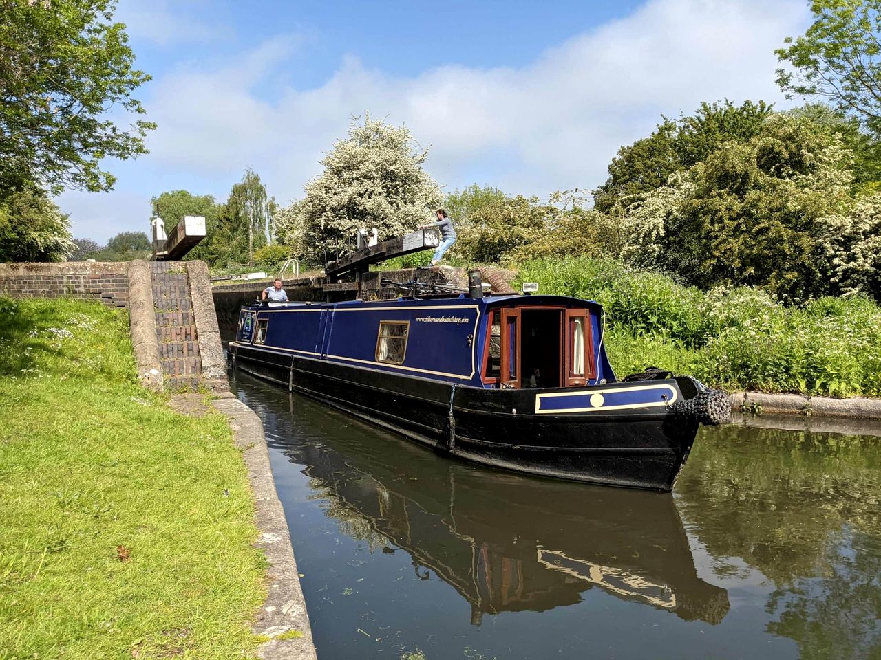 Spacious Narrow Boat Cruiser with Wood Burning Stove and TV, Perfect for a Weekend Floating on the Canals of Tring, England