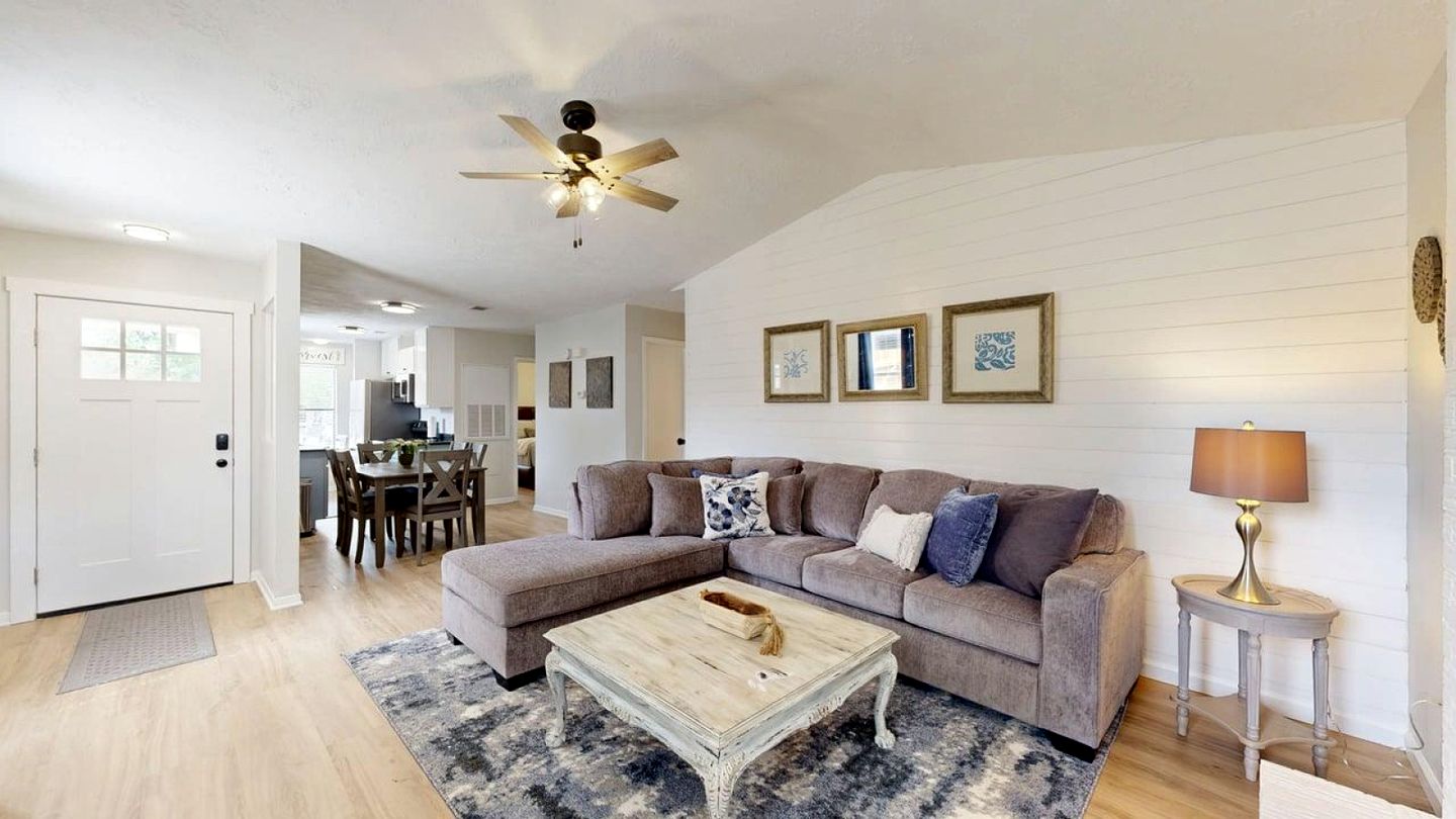 Modern Escape with Designer Touches & Relaxing Lounge in College Station, Texas