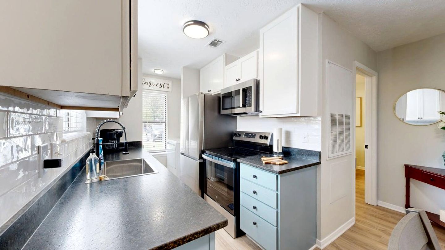 Modern Escape with Designer Touches & Relaxing Lounge in College Station, Texas