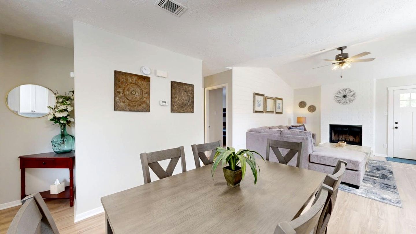 Modern Escape with Designer Touches & Relaxing Lounge in College Station, Texas