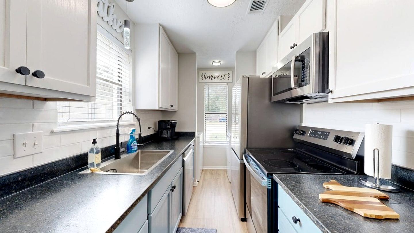 Modern Escape with Designer Touches & Relaxing Lounge in College Station, Texas