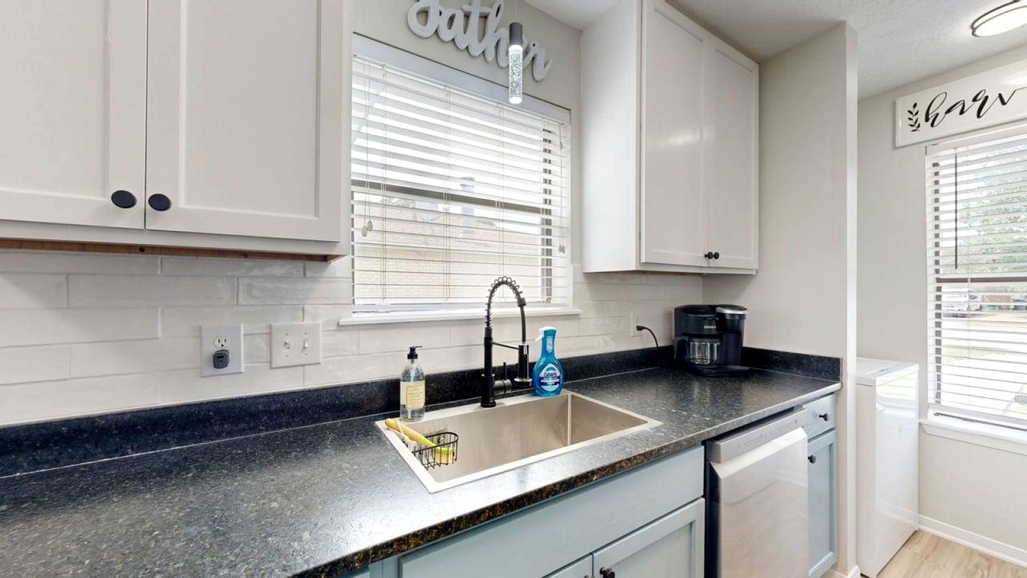 Modern Escape with Designer Touches & Relaxing Lounge in College Station, Texas