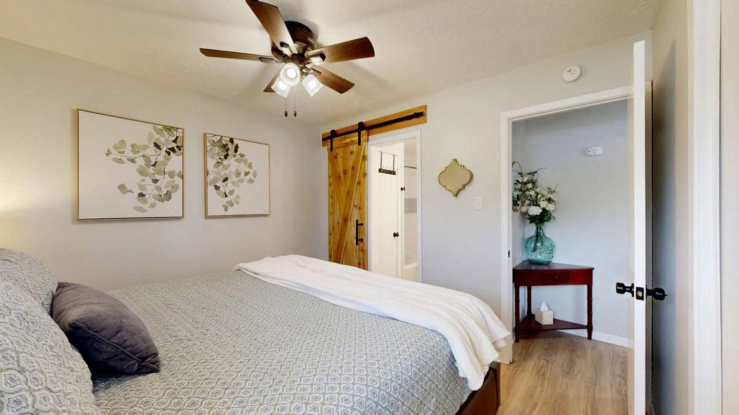 Modern Escape with Designer Touches & Relaxing Lounge in College Station, Texas