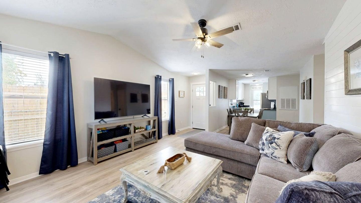 Modern Escape with Designer Touches & Relaxing Lounge in College Station, Texas