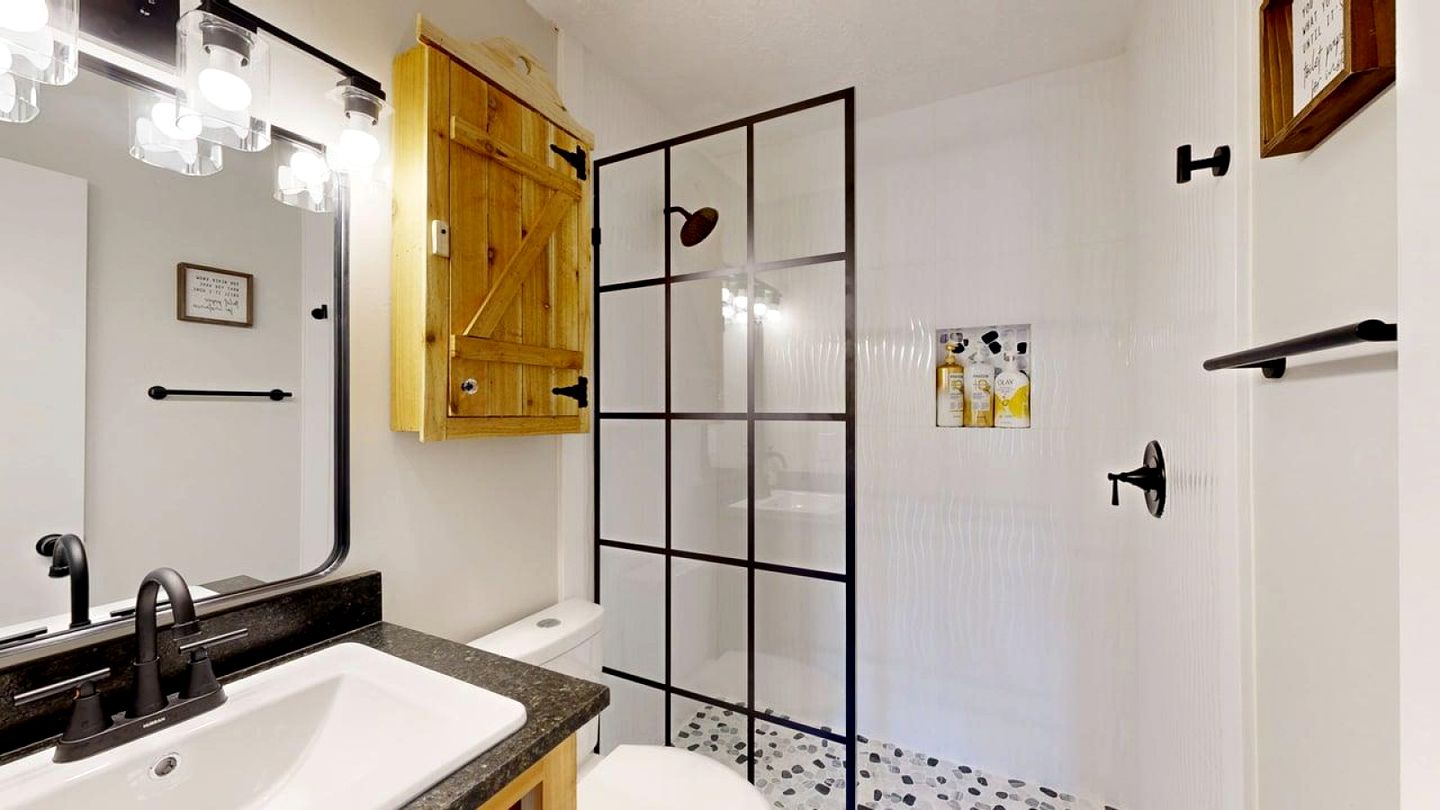 Modern Escape with Designer Touches & Relaxing Lounge in College Station, Texas