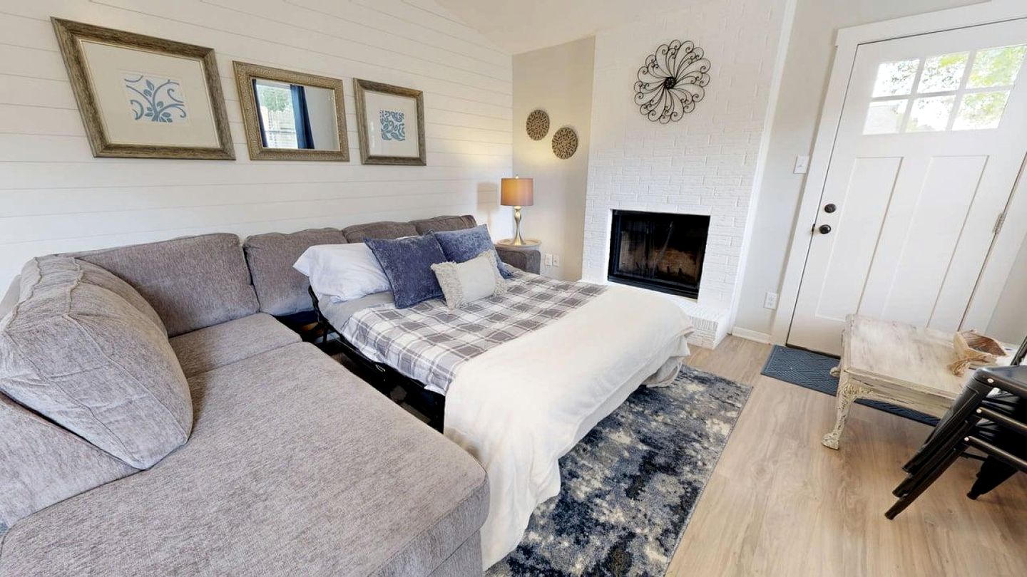 Modern Escape with Designer Touches & Relaxing Lounge in College Station, Texas