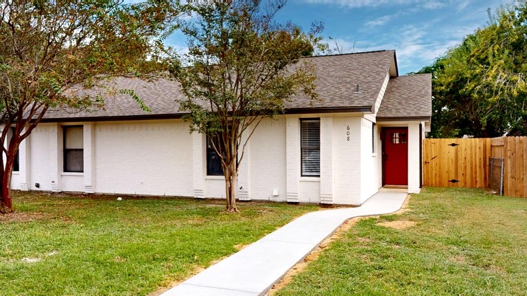 Modern Escape with Designer Touches & Relaxing Lounge in College Station, Texas