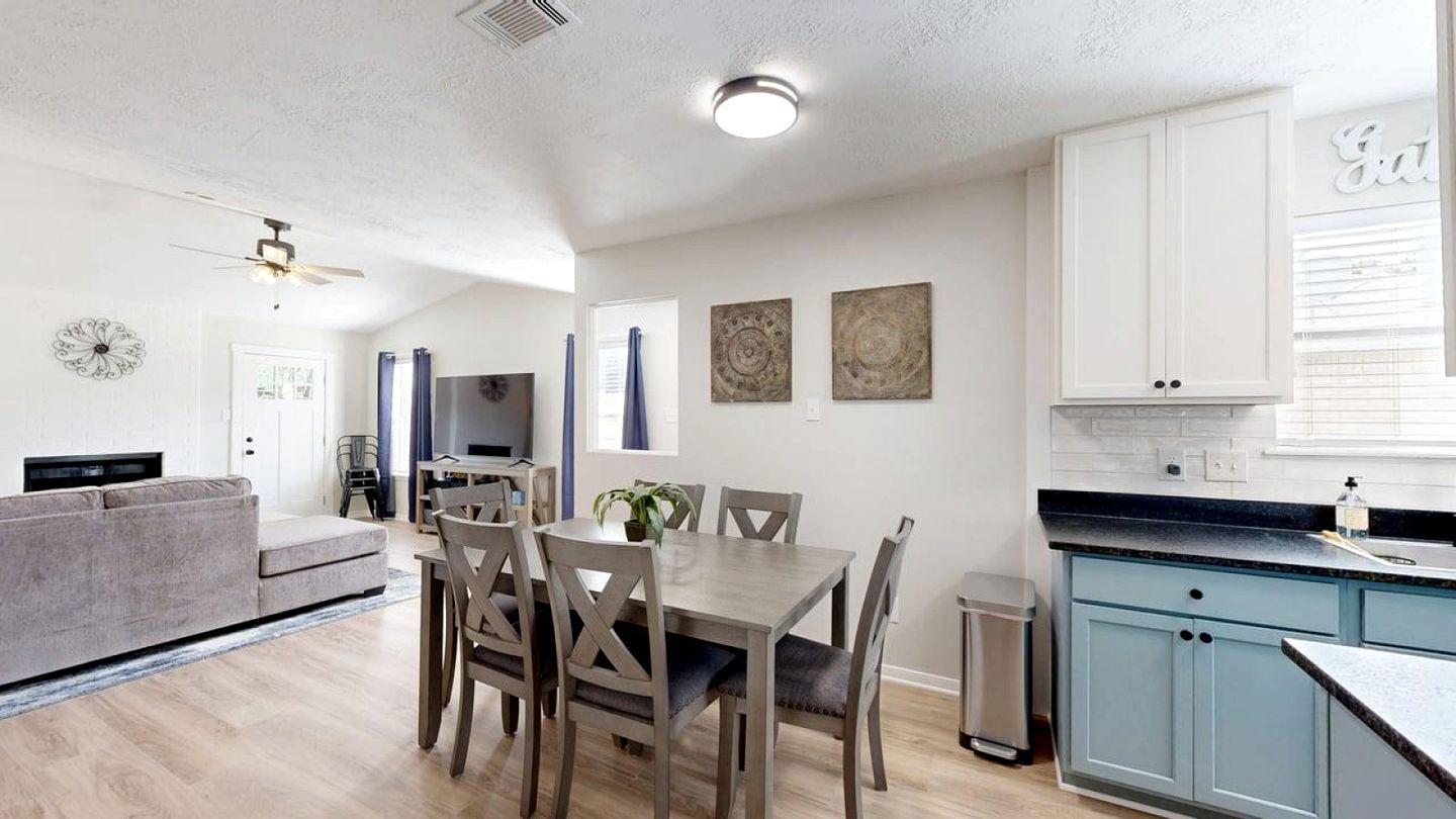 Modern Escape with Designer Touches & Relaxing Lounge in College Station, Texas