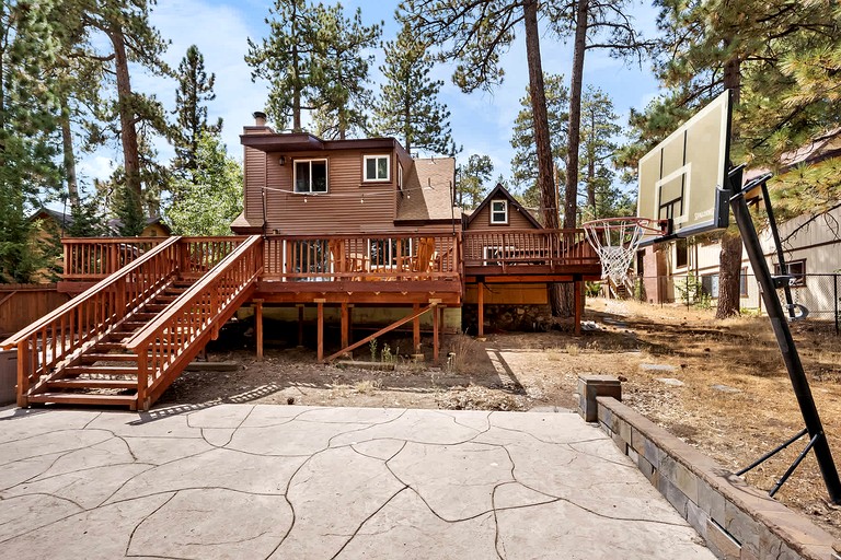 Cabins (United States of America, --, California)