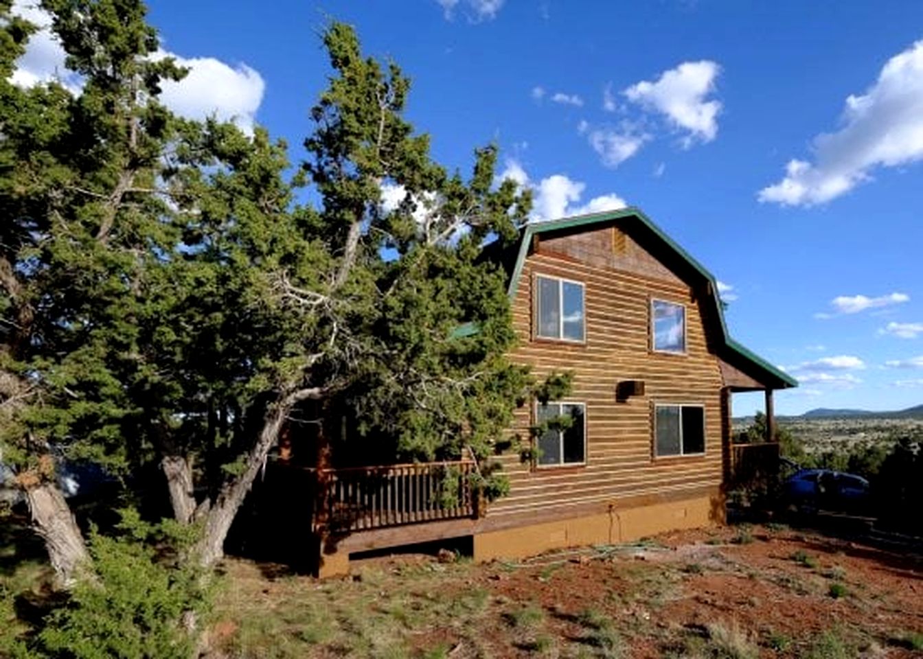 Remodeled, Pet Friendly Log Cabin near the Grand Canyon, Perfect for a Luxurious Glamping Getaway