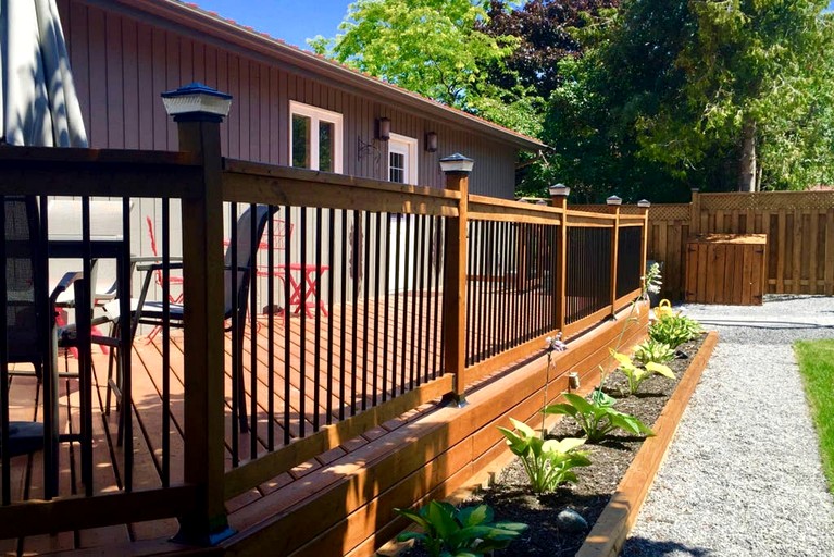 Cottages (Canada, Wellington, Ontario)